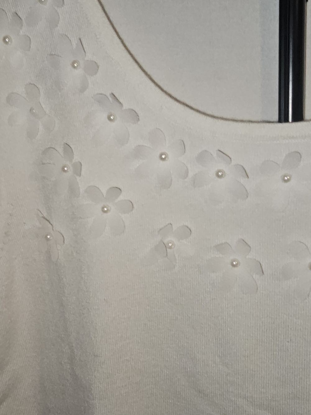 Cable & Gauge White Short Sleeve Floral Appliqué Knit Top - Picture 2 of 4